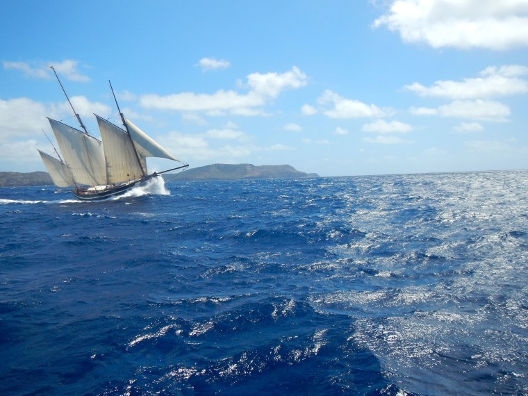 Парусник в море