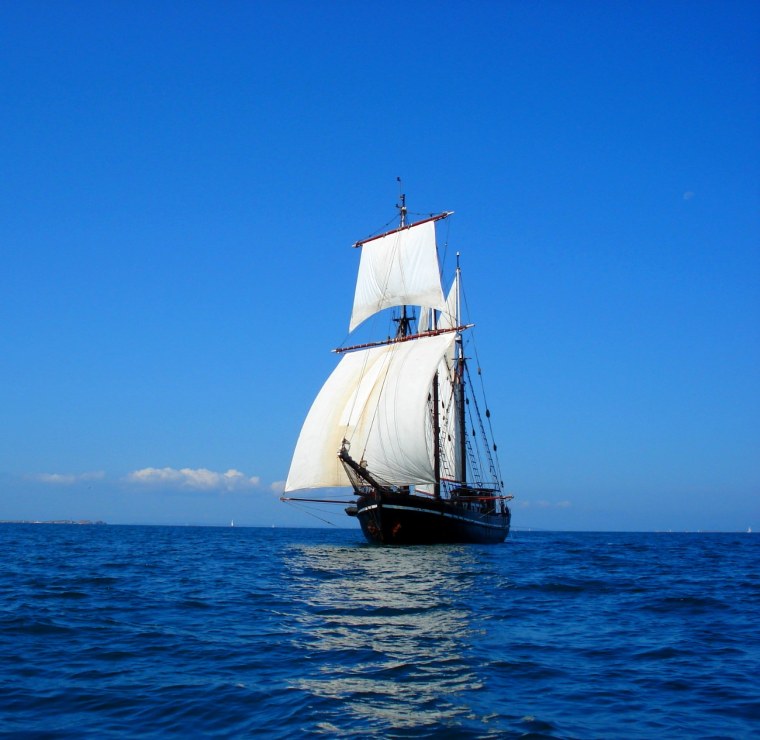 Парусник в море