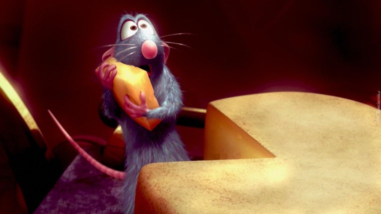 Скульптура мышки с сыром