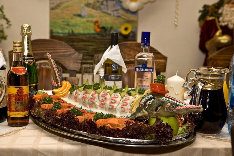 Накрытый стол с едой и алкоголем