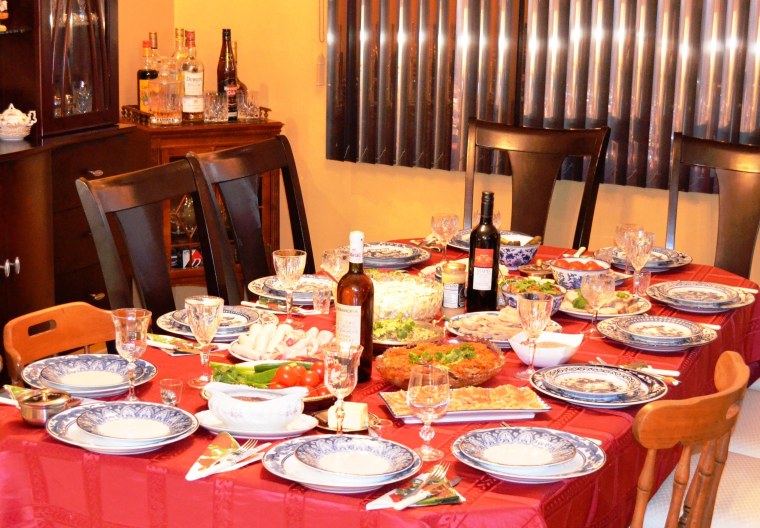 Стол с выпивкой и закуской