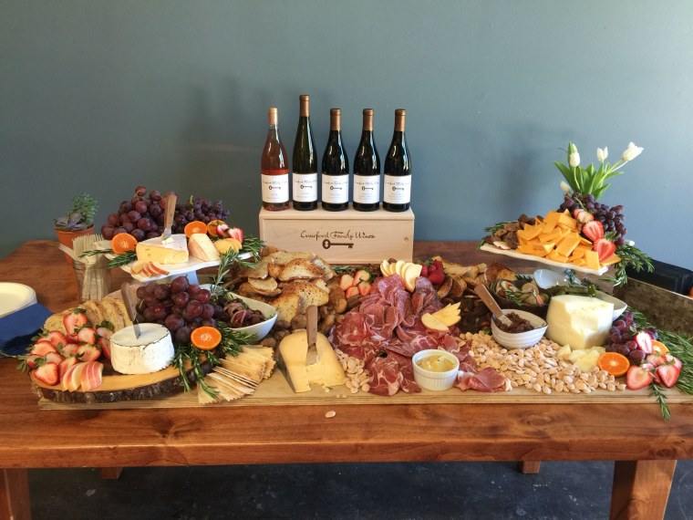 Стол с алкоголем и закуской