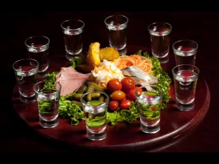 Праздничный стол с шампанским