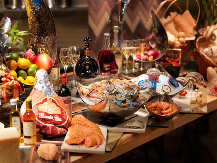 Шикарный стол с едой