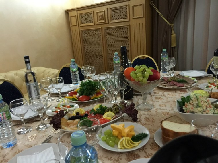 Стол с алкоголем и закуской