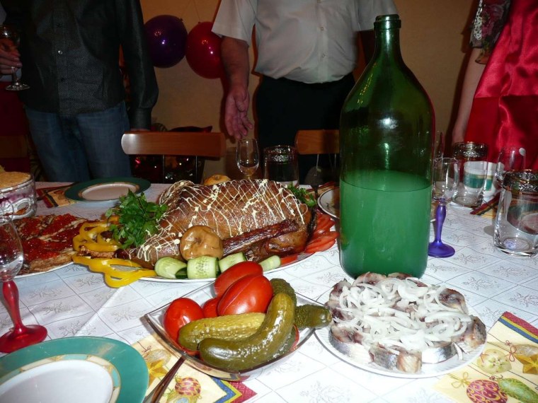 Праздничный стол с выпивкой
