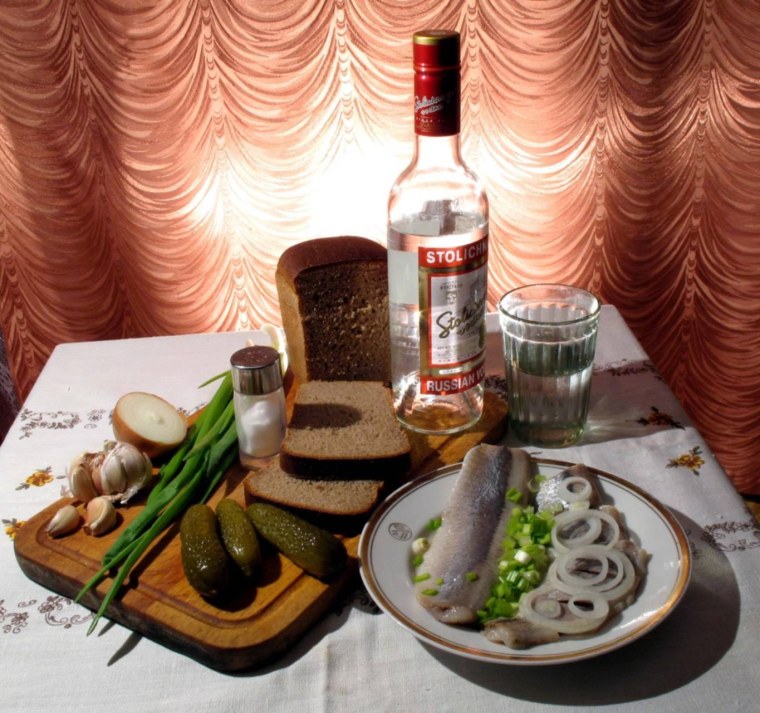 Застолье с шашлыком на природе