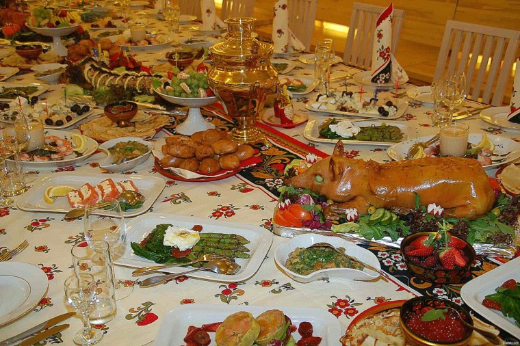 Застолье с шашлыком на природе