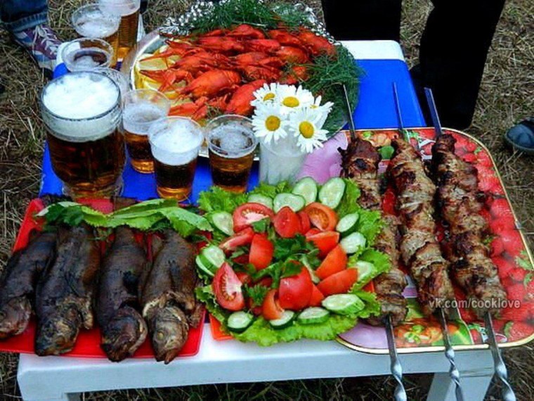 Шашлык на столе