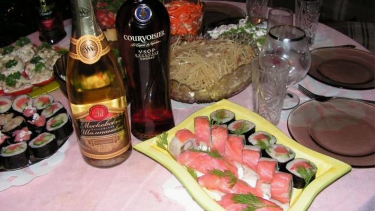 Красивый стол с выпивкой и закусками