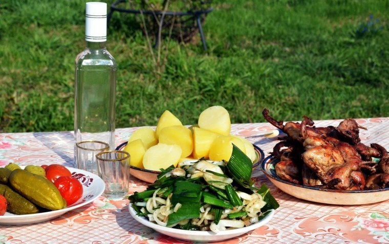 Праздничный стол с шашлыком