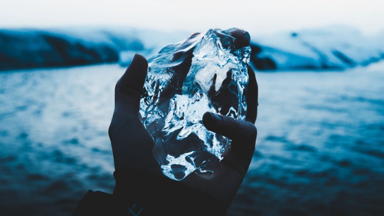 Сердечки на деревянном фоне