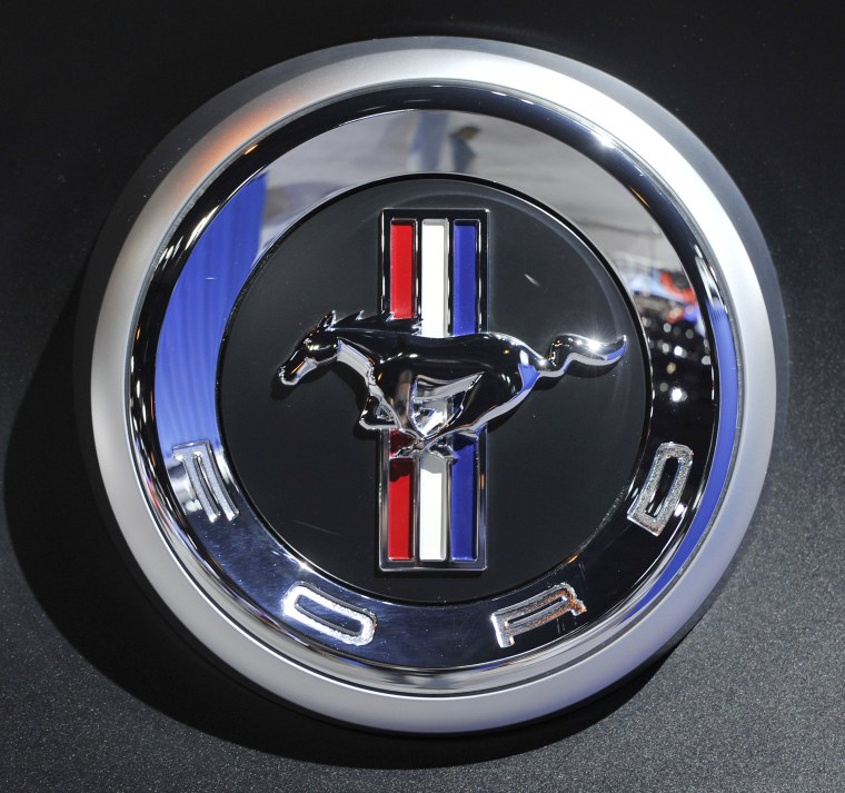 Форд Мустанг и лошадь