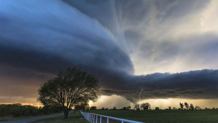 Буря смерч шторм Торнадо