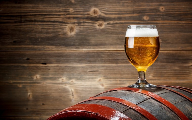Бочка и бокал пива