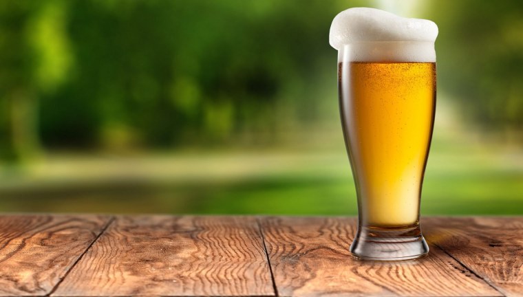 Пшеничное пиво на фоне дерева