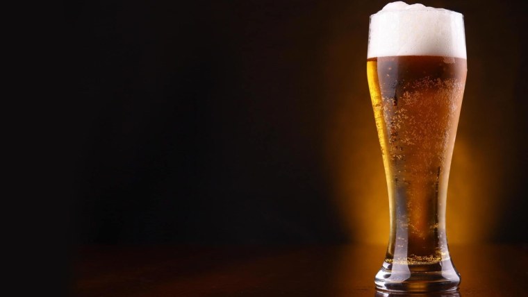 Пиво на деревянном фоне