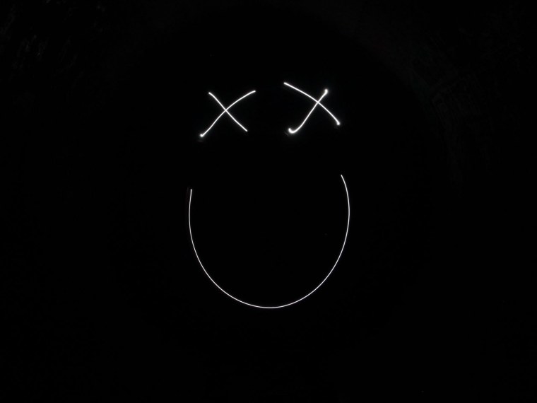 Смайлик на сером фоне