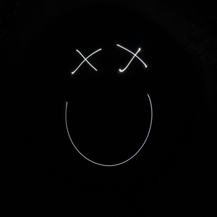 Рожица на черном фоне