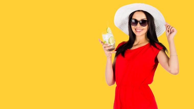 Женщина на желтом фоне