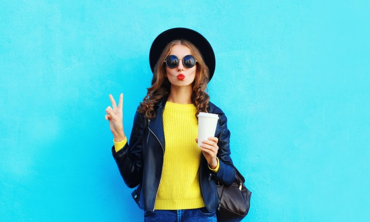 Яркая стильная девушка