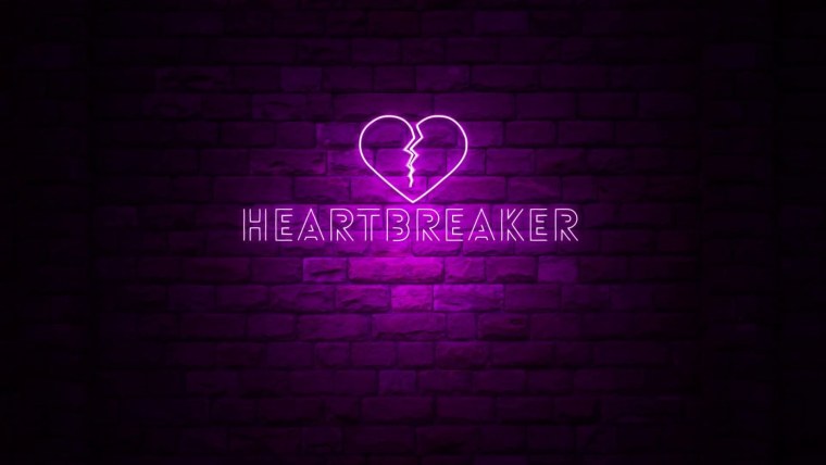 Разбитое сердце на черном фоне