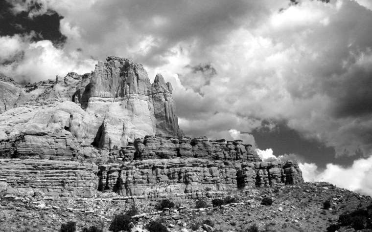 Скалы черно белые