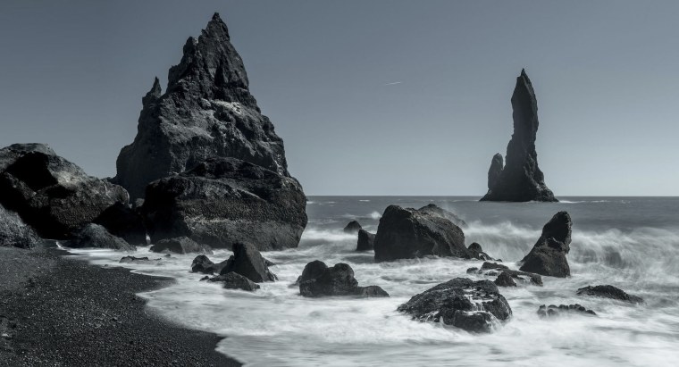 Острые скалы в море