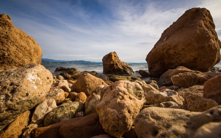 Камни на берегу