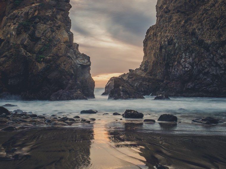 Берег моря со скалами