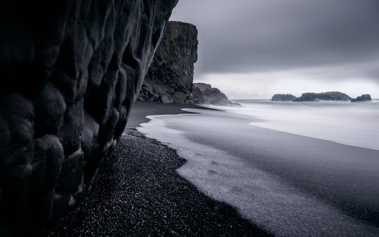 Черный пляж