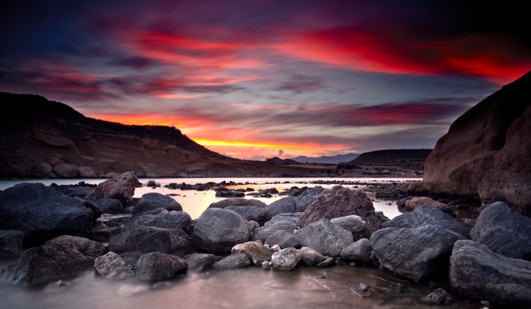 Море горы камни