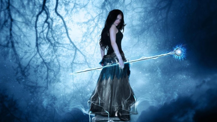 Ведьма в капюшоне