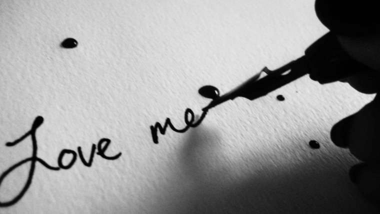 Короткие фразы на черном фоне