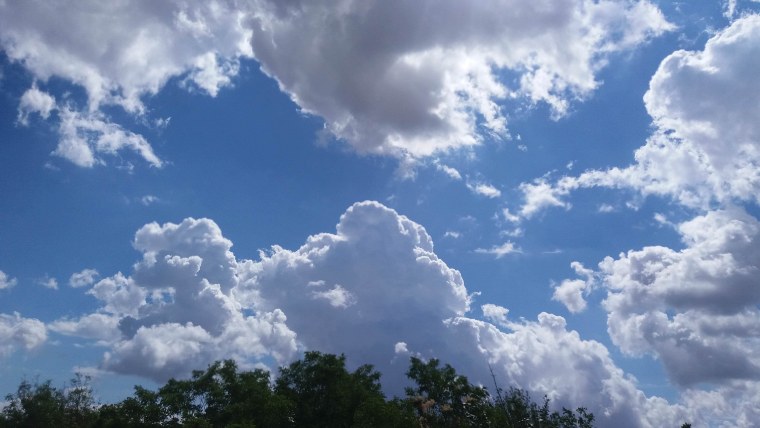 Розовое небо с облаками