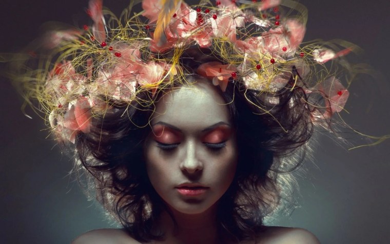 Девушка с цветами в голове