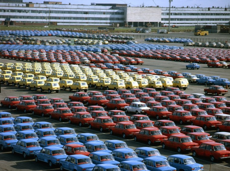 Много автомобилей разных марок