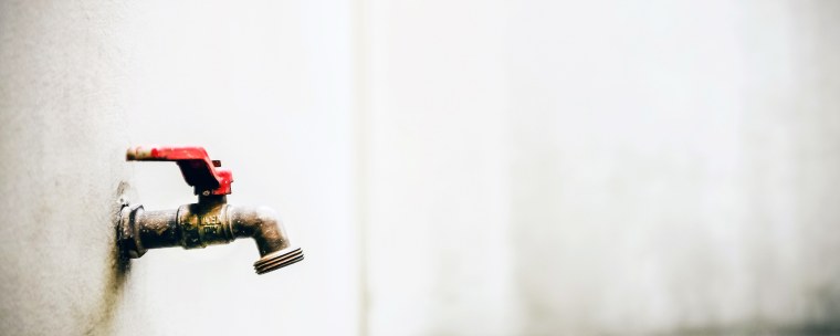 Кирпичная стена и кран