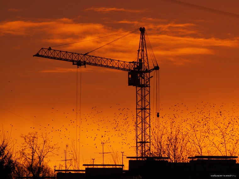 Башенный кран на закате