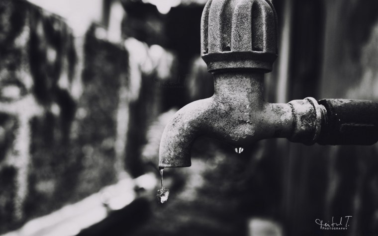 Водопровод черно белое