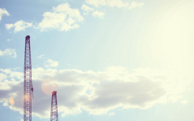 Башенный кран на фоне неба