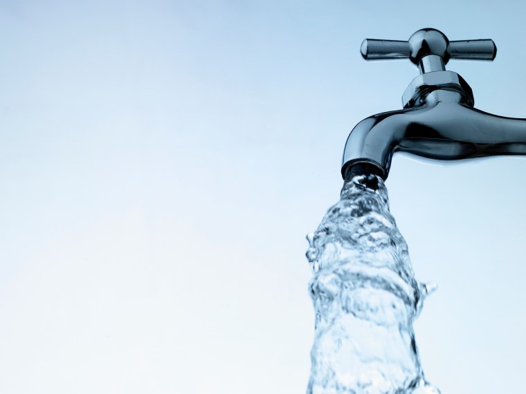 Кран с льющейся водой