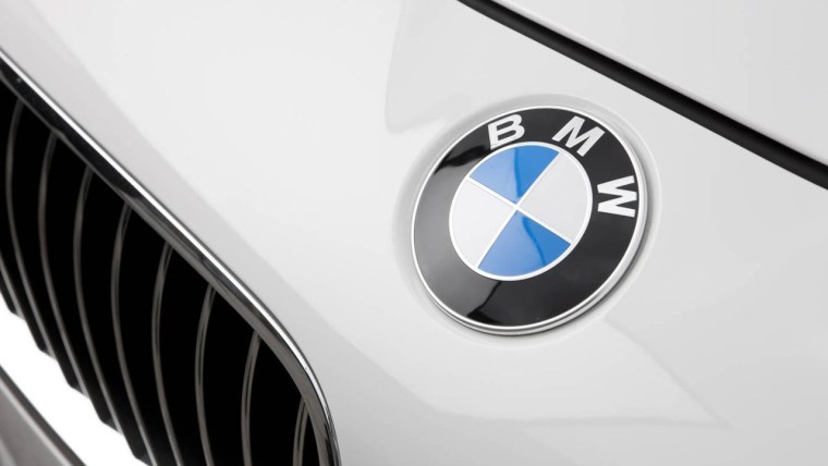 БМВ С эмблемой сбоку