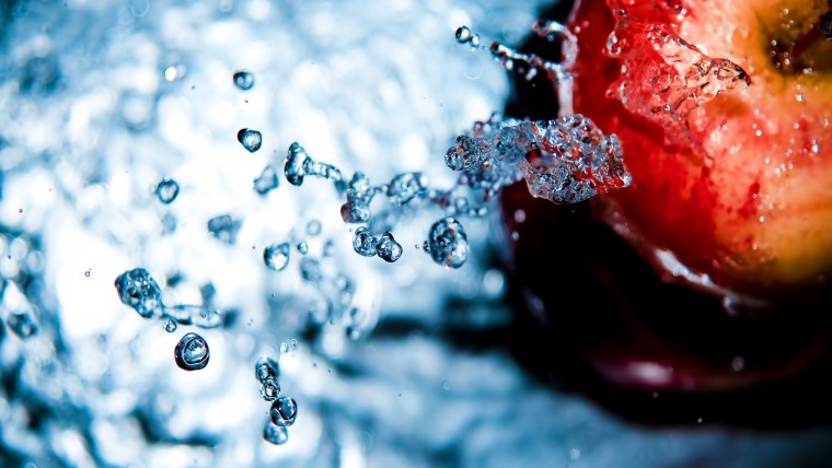 Фрукты с каплями воды