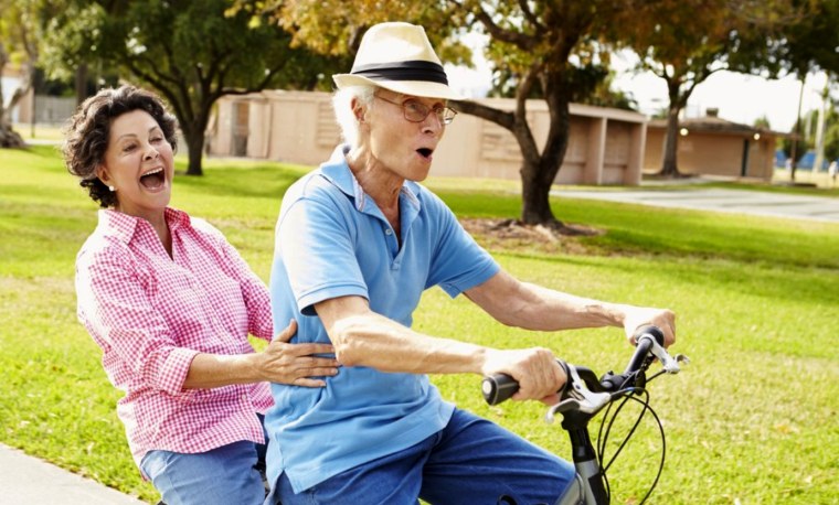 Пожилая пара на велосипедах