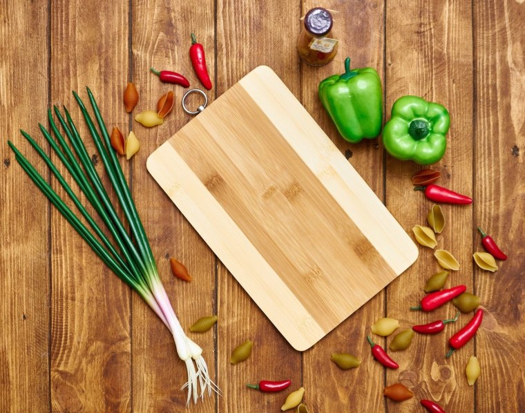 Ноутбук на столе вид сверху