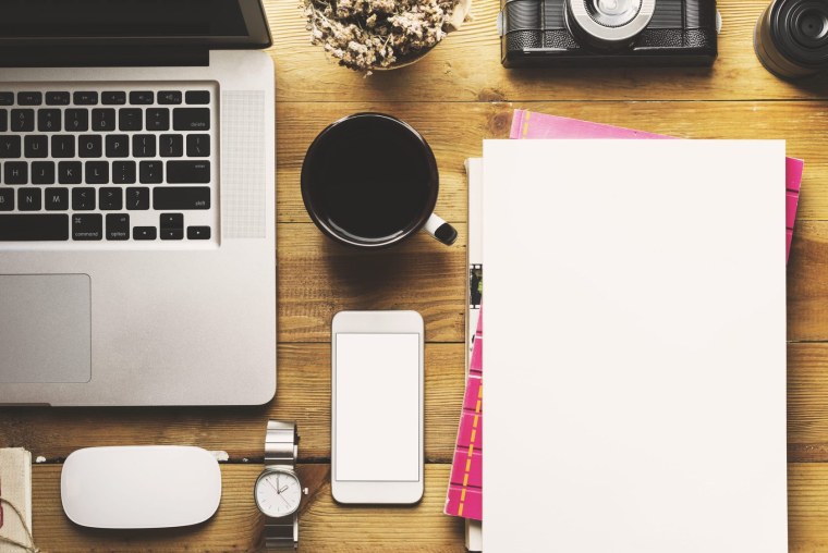 Планшет на деревянном столе