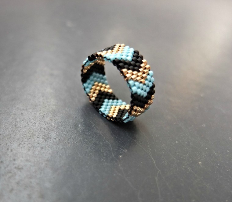 Браслеты бисером БТС