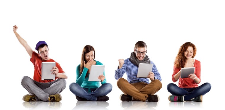 Иностранные студенты на белом фоне