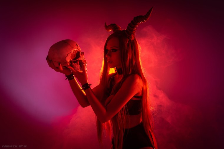 Девушка с катаной в маске они